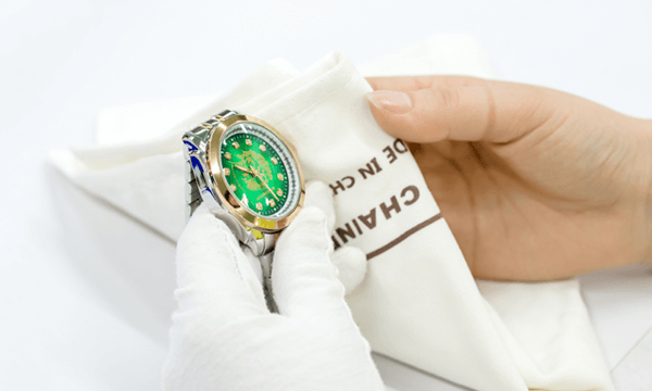 Wiping-watches-with-the-clean-cloth